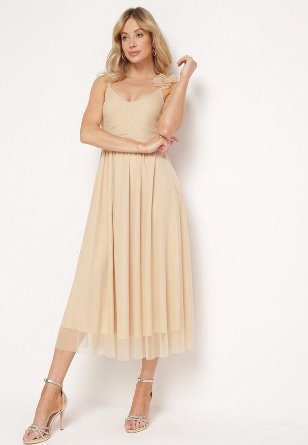Born2be - Beżowa Sukienka na Ramiączkach z Gumką w Talii i Falbanką Watalia. Okazja: na imprezę. Kolor: beżowy. Materiał: materiał. Długość rękawa: na ramiączkach. Sezon: lato
