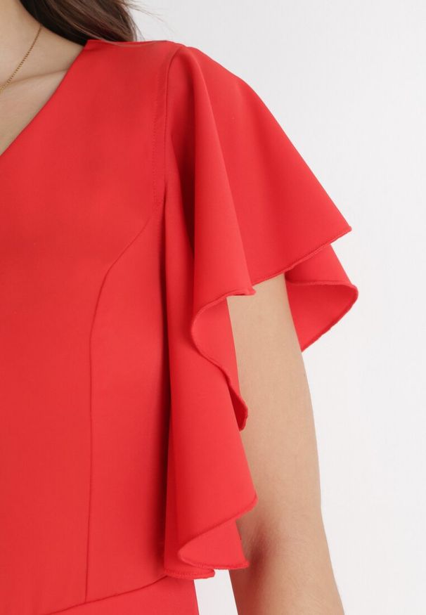 Born2be - Czerwona Rozkloszowana Sukienka Zdobiona Falbanami Emilienne. Okazja: na spacer, na randkę. Kolor: czerwony. Materiał: tkanina, jeans. Wzór: gładki, jednolity, aplikacja. Typ sukienki: rozkloszowane. Styl: elegancki, klasyczny, wizytowy. Długość: maxi