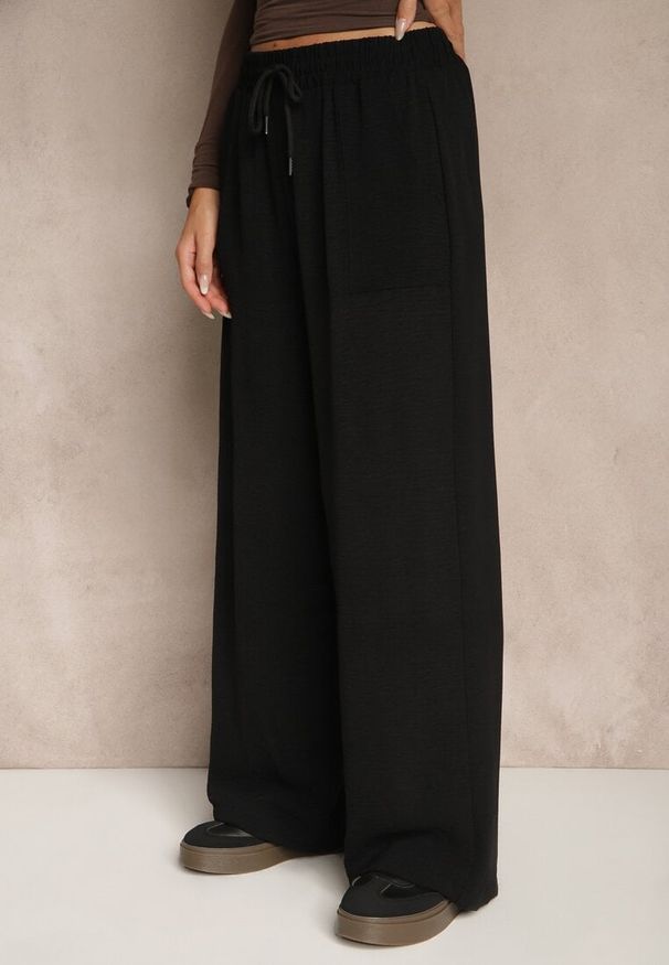 Renee - Czarne Szerokie Spodnie z Wiskozą z Gumką w Pasie Lealirre. Okazja: na co dzień. Kolor: czarny. Materiał: wiskoza. Wzór: gładki. Styl: casual