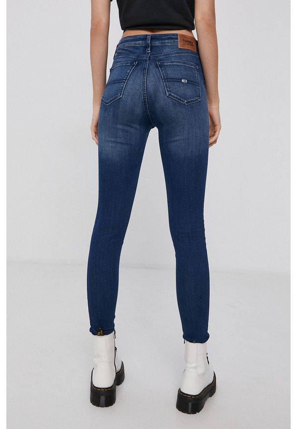 Tommy Jeans - Jeansy Nora. Kolor: niebieski