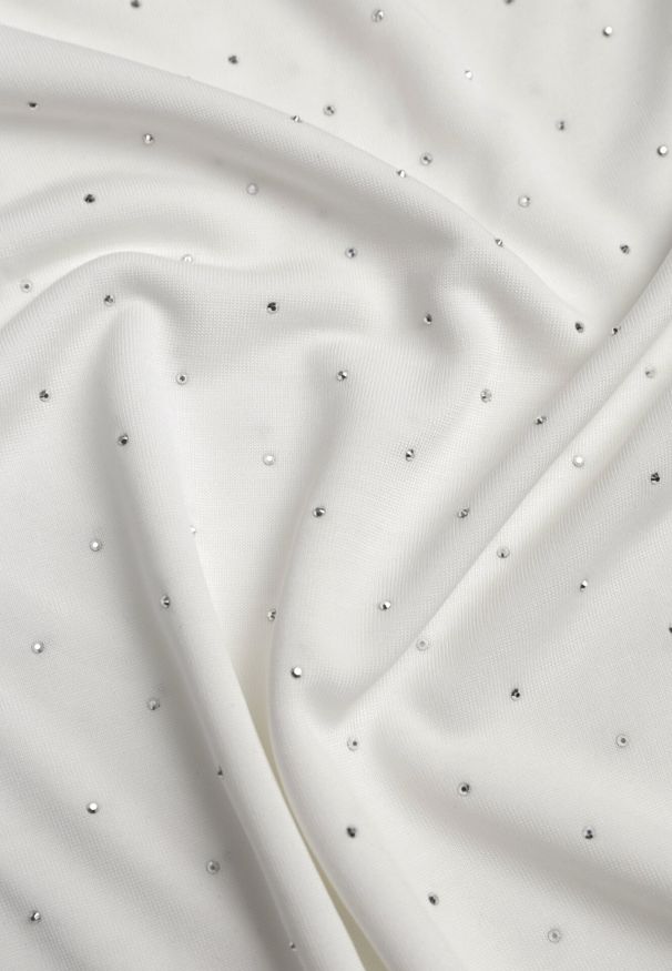 Born2be - Biała Bluzka z Cyrkoniami i Dekoltem w Łódkę Saloriel. Okazja: na co dzień. Kolor: biały. Materiał: jeans, skóra, poliester. Wzór: aplikacja. Styl: casual, wizytowy