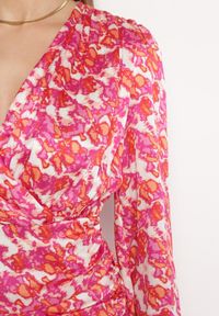 Born2be - Różowa Mini Sukienka Marszczona o Kopertowym Kroju z Lekką Falbanką Xarsa. Kolor: różowy. Typ sukienki: kopertowe. Długość: mini #2