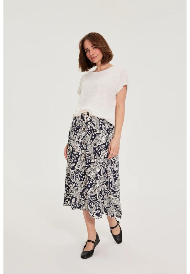 MOODO - Spódnica z wiskozy granatowa. Kolor: niebieski. Materiał: wiskoza