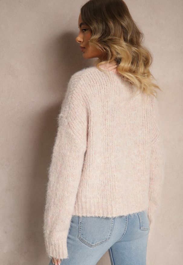 Renee - Różowy Sweter z Wełną o Krótkim Kroju z Trójkątnym Dekoltem Savandoria. Kolor: różowy. Materiał: wełna. Długość: krótkie. Sezon: zima