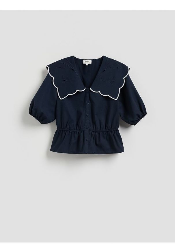 Reserved - Bluzka z ozdobnym kołnierzem - granatowy. Kolor: niebieski. Materiał: tkanina, len