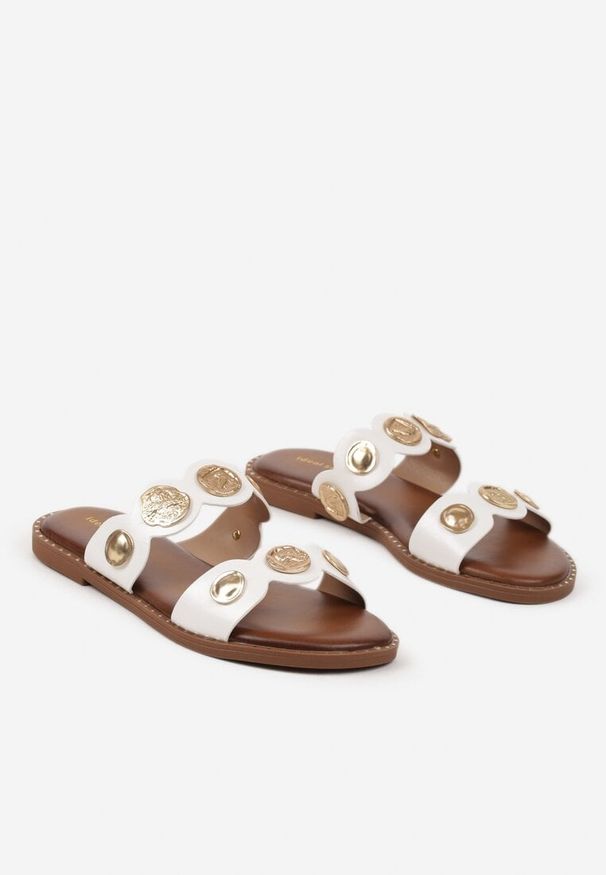 Born2be - Białe Klapki Wsuwane z Metalicznym Kółkami Nandria. Kolor: biały