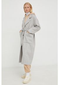AMERICAN VINTAGE - American Vintage płaszcz wełniany kolor szary przejściowy oversize. Kolor: szary. Materiał: wełna. Styl: vintage #1