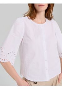 Sinsay - Koszulowa bluzka z ażurowym wykończeniem rękawa - biały. Kolor: biały. Wzór: ażurowy