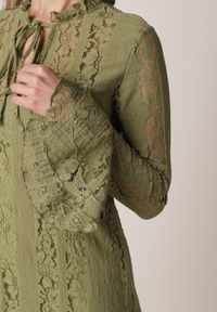 Born2be - Zielona Koronkowa Sukienka o Taliowanym Kroju z Wiązaniem przy Dekolcie Nevellirae. Okazja: na co dzień. Kolor: zielony. Materiał: koronka. Długość rękawa: na ramiączkach. Typ sukienki: proste. Styl: casual, elegancki, klasyczny #8