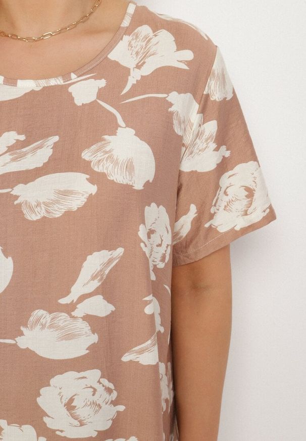 Born2be - Ciemnobeżowa Pudełkowa Wiskozowa Sukienka ze Wzorem Kwiatów Aranessa. Okazja: na co dzień. Kolor: beżowy. Materiał: wiskoza. Wzór: kwiaty. Typ sukienki: proste. Styl: boho, elegancki, casual, klasyczny