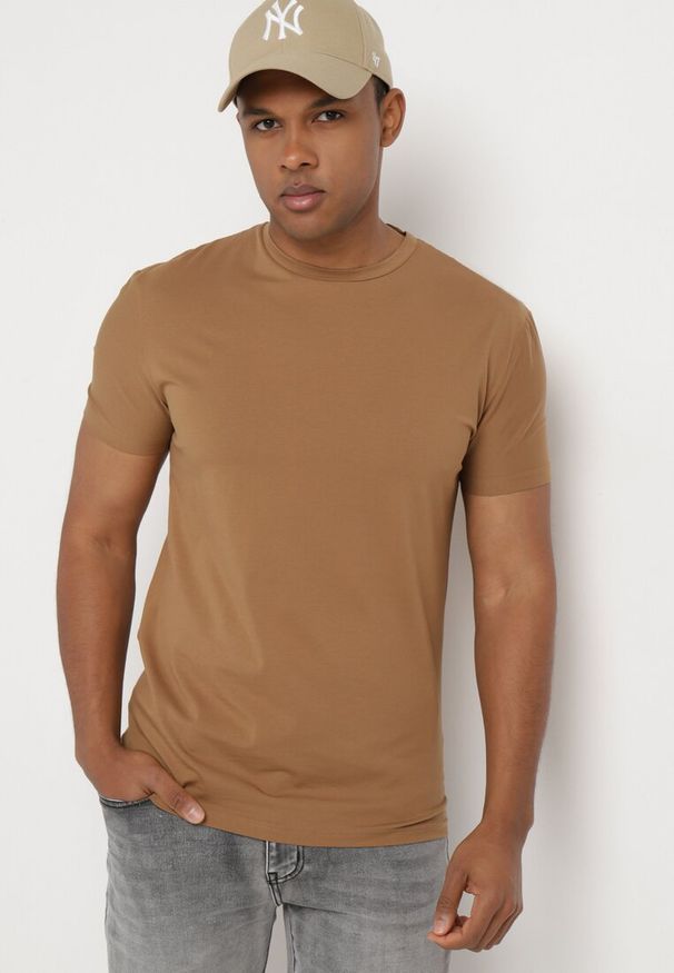 Born2be - Brązowa Koszulka Bawełniana o Klasycznym Kroju Xloette. Okazja: na co dzień, na spacer. Kolor: brązowy. Materiał: bawełna. Styl: klasyczny