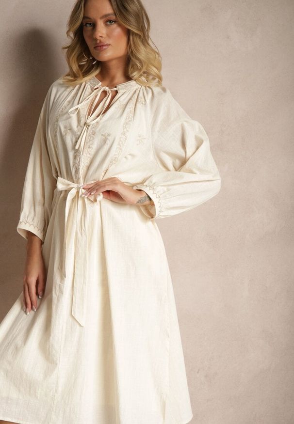 Renee - Beżowa Sukienka z Paskiem Boho z Bawełny Zdobiona Haftem Gonalin. Okazja: na co dzień. Typ kołnierza: dekolt w serek. Kolor: beżowy. Materiał: bawełna. Długość rękawa: na ramiączkach. Wzór: aplikacja, haft. Typ sukienki: proste. Styl: boho