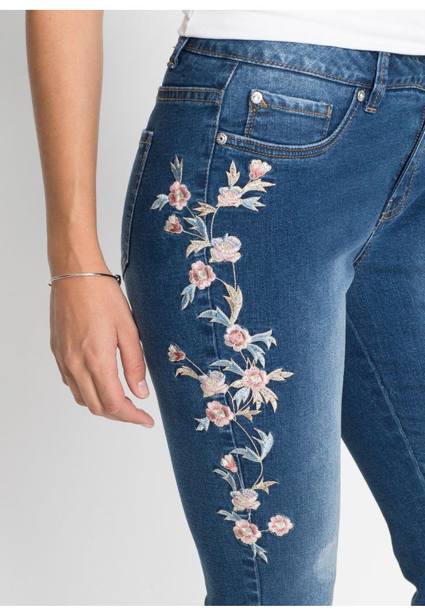 bonprix - Dżinsy z haftem. Kolor: niebieski. Wzór: haft