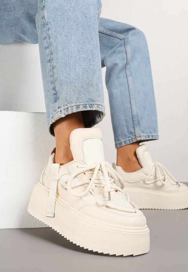 Renee - Beżowe Sneakersy na Platformie Ozdobione Sznurowaniem Vilvia. Okazja: na co dzień. Kolor: beżowy. Materiał: jeans. Wzór: aplikacja. Obcas: na platformie