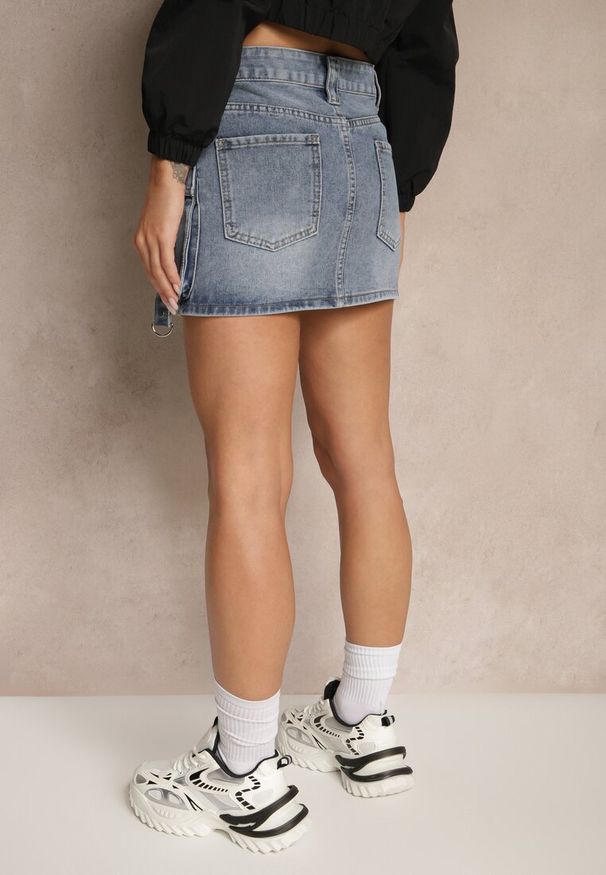 Renee - Niebieska Jeansowa Spódnica z Bawełny Ozdobiona Paskami Parimi. Okazja: na co dzień. Stan: podwyższony. Kolor: niebieski. Materiał: jeans, bawełna. Wzór: aplikacja. Styl: casual