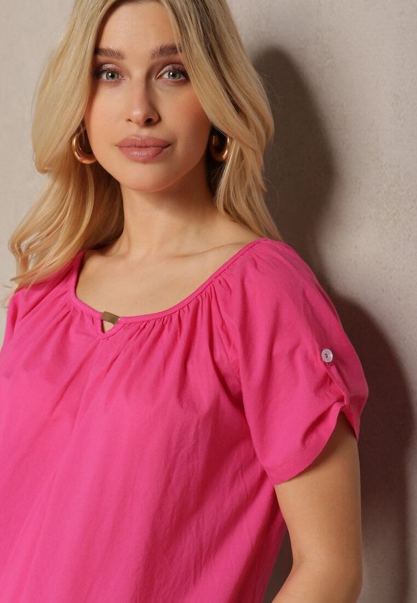 Renee - Fuksjowa Bluzka z Bawełny Obszyta Gumką z Ozdobą przy Dekolcie Ebilira. Kolor: różowy. Materiał: bawełna. Wzór: aplikacja. Sezon: lato