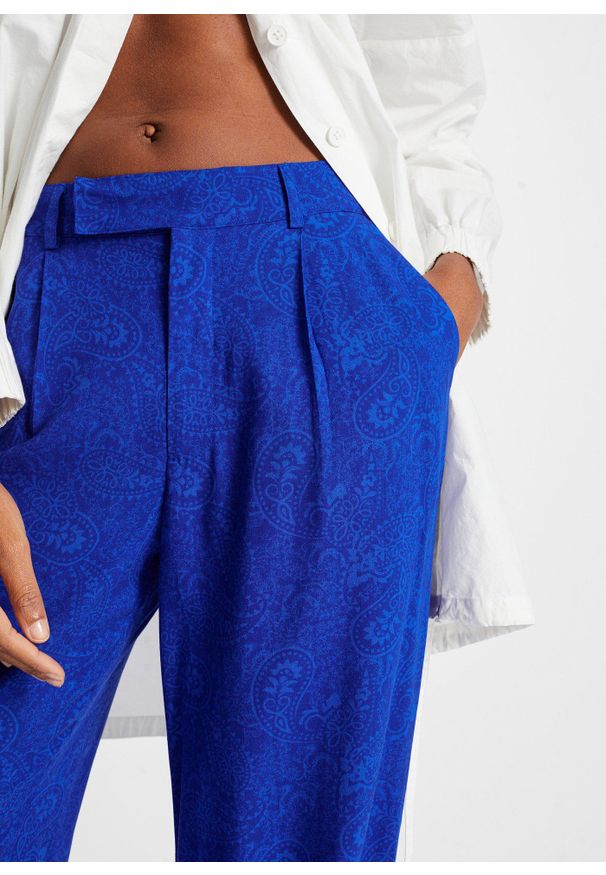 bonprix - Spodnie palazzo z lejącej wiskozy. Kolor: niebieski. Materiał: wiskoza. Wzór: nadruk, paisley
