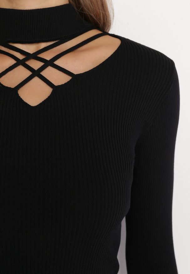 Born2be - Czarny Golf z Prążkowanej Dzianiny i Wycięciem Dessiva. Typ kołnierza: golf. Kolor: czarny. Materiał: dzianina, prążkowany