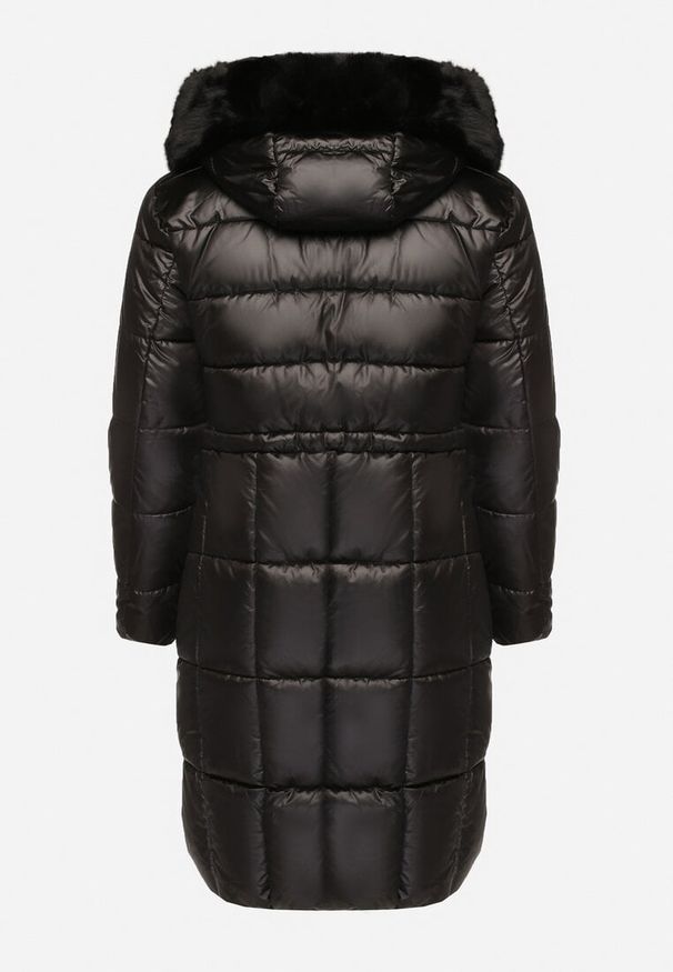 Born2be - Czarna Pikowana Kurtka ze Ściągaczem w Talii i Odpinanym Futerkiem przy Kapturze Zemilae. Okazja: na co dzień. Kolekcja: plus size. Kolor: czarny. Materiał: futro. Długość rękawa: długi rękaw. Długość: długie. Styl: elegancki, casual