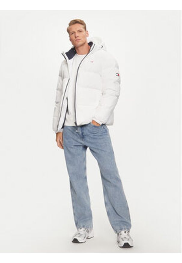 Tommy Jeans Kurtka puchowa Essential DM0DM19786 Biały Regular Fit. Kolor: biały. Materiał: syntetyk