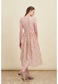 Marie Zélie - Sukienka Antea Matthiola różowa. Kolor: różowy. Materiał: wiskoza, materiał. Długość rękawa: krótki rękaw. Typ sukienki: asymetryczne