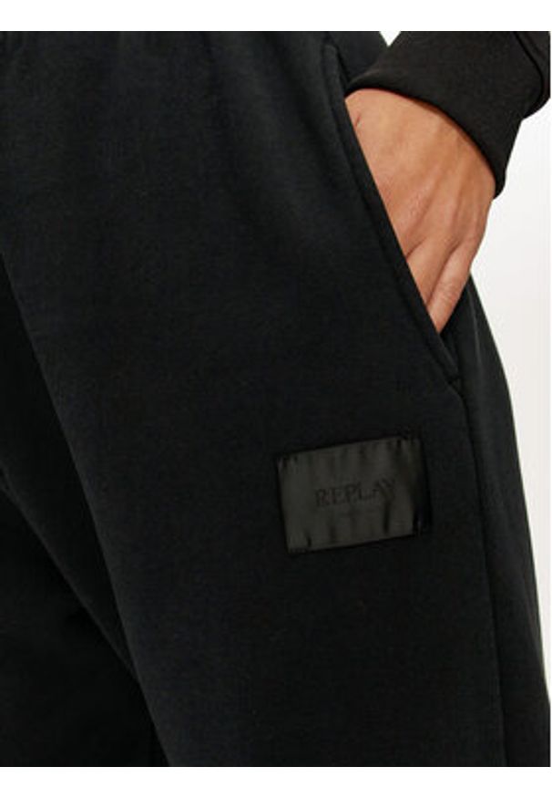 Replay - REPLAY Spodnie dresowe W8086B.000.23040P Czarny Regular Fit. Kolor: czarny. Materiał: bawełna