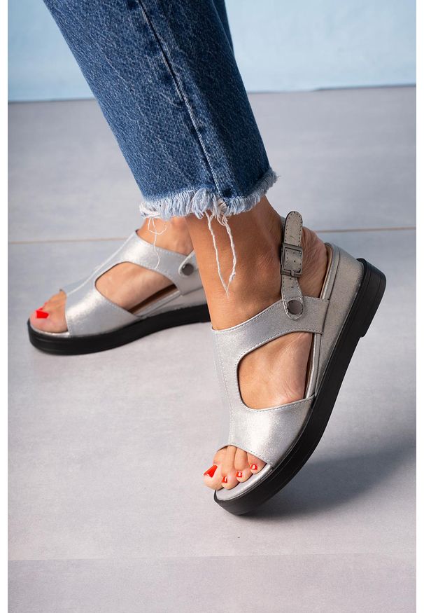 Casu - Srebrne sandały na koturnie błyszczące casu sn20x7/s. Kolor: srebrny. Obcas: na koturnie