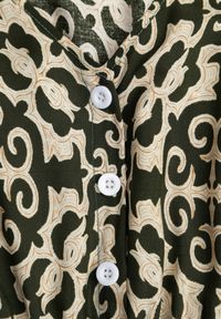 Renee - Ciemnozielona Sukienka z Bawełny z Trójkątnym Dekoltem i Gumką w Talii Zapinana na Guziki Lavlea. Okazja: na co dzień. Kolor: zielony. Materiał: bawełna. Długość rękawa: krótki rękaw. Sezon: lato. Typ sukienki: proste. Styl: casual, wizytowy #3