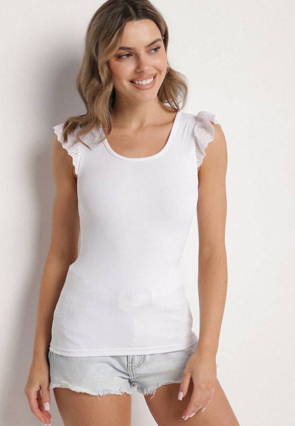 Born2be - Biały Top z Ażurowymi Falbankami Bez Rękawów Sonnelle. Okazja: na co dzień. Typ kołnierza: kołnierz z falbankami. Kolor: biały. Materiał: jeans. Długość rękawa: bez rękawów. Wzór: ażurowy. Styl: klasyczny, elegancki, casual