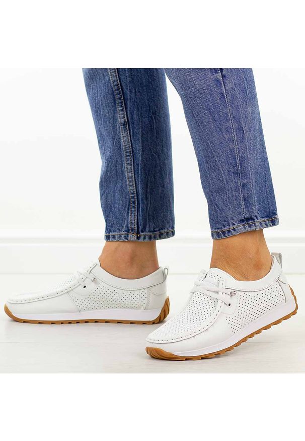 Białe skórzane mokasyny damskie Jezzi 9772. Okazja: na spacer, na co dzień. Nosek buta: okrągły. Zapięcie: bez zapięcia. Kolor: biały. Szerokość cholewki: normalna. Wzór: ażurowy. Materiał: skóra. Sezon: wiosna, jesień, lato. Styl: casual, elegancki, klasyczny