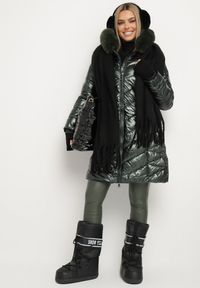 Born2be - Ciemnozielona Metaliczna Kurtka Pikowana z Kapturem Eclaris. Okazja: na co dzień. Typ kołnierza: kaptur. Kolor: zielony. Materiał: jeans, futro. Długość rękawa: długi rękaw. Długość: długie. Wzór: aplikacja. Styl: casual, elegancki #3
