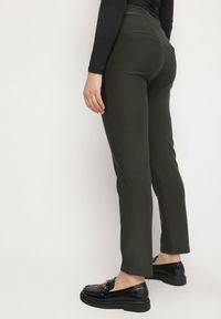 Born2be - Ciemnozielone Spodnie Ozdobione Imitacją Kieszeni Faliona. Okazja: na co dzień. Kolor: zielony. Wzór: aplikacja. Styl: casual, elegancki