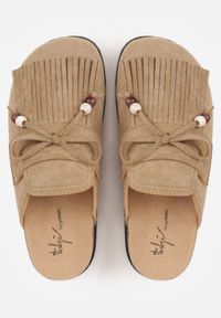 Renee - Ciemnobeżowe Klapki Mule na Płaskiej Podeszwie z Frędzlami Kokardą i Koralikami Zinriara. Okazja: na co dzień. Nosek buta: otwarty. Kolor: beżowy. Materiał: jeans. Wzór: haft, aplikacja. Obcas: na płaskiej podeszwie. Styl: boho, casual, elegancki #6