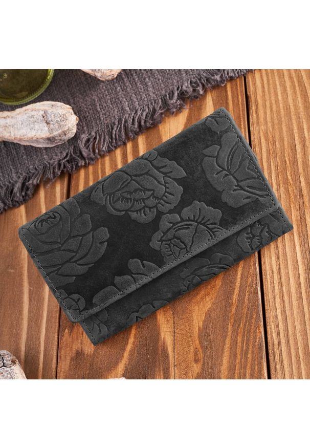 PAOLO PERUZZI - Portfel skórzany czarny Paolo Peruzzi T-107-HBL. Kolor: czarny. Materiał: skóra. Wzór: kwiaty