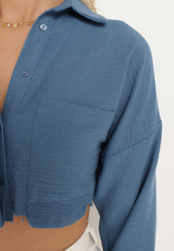 Born2be - Granatowa Klasyczna Koszula o Krótkim Kroju na Guziki Tiamavoin. Okazja: na co dzień. Kolor: niebieski. Materiał: jeans. Długość rękawa: długi rękaw. Długość: krótkie. Styl: klasyczny