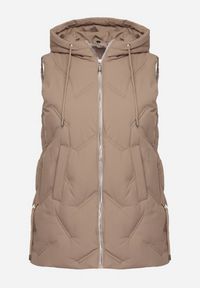 Born2be - Ciemnobeżowa Przejściowa Kamizelka z Pikowanymi Przeszyciami i Kapturem Fesolira. Okazja: na co dzień. Kolekcja: plus size. Kolor: beżowy. Materiał: jeans. Styl: casual, sportowy #2