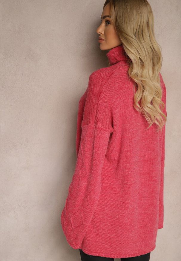 Renee - Fuksjowy Golf o Wydłużonym Kroju w Romby Hennsa. Okazja: na co dzień. Typ kołnierza: golf. Kolor: różowy. Materiał: jeans. Styl: casual