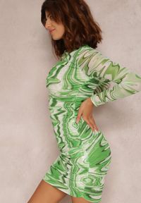 Renee - Zielona Sukienka Naesusa. Kolor: zielony. Długość rękawa: długi rękaw. Wzór: nadruk, kolorowy. Długość: mini #4