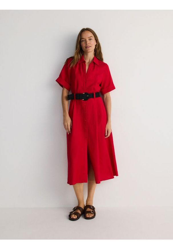 Reserved - Sukienka z paskiem - czerwony. Kolor: czerwony. Materiał: tkanina, len, wiskoza