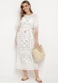 Born2be - Biała Pudełkowa Sukienka Maxi z Szydełkowej Tkaniny z Frędzelkami Sasori. Okazja: na co dzień. Kolor: biały. Materiał: tkanina. Długość rękawa: krótki rękaw. Styl: casual. Długość: maxi #1
