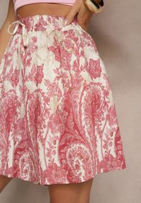 Renee - Różowe Szorty z Wiskozy High Waist z Roślinnym Wzorem Orrisell. Okazja: na imprezę. Stan: podwyższony. Kolor: różowy. Materiał: wiskoza. Sezon: lato. Styl: elegancki