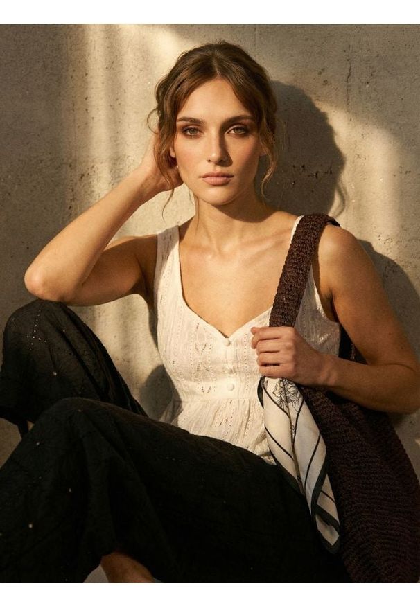 Sinsay - Ażurowa bluzka na ramiączkach - kremowy. Kolor: kremowy. Długość rękawa: na ramiączkach. Wzór: ażurowy