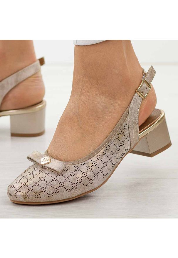 Złote sandały damskie na obcasie M.Daszyński Sa210-15. Okazja: na co dzień, na imprezę. Nosek buta: okrągły. Kolor: złoty. Szerokość cholewki: normalna. Wzór: ażurowy, aplikacja. Materiał: skóra. Sezon: wiosna, lato. Obcas: na obcasie. Styl: casual, elegancki, klasyczny, wizytowy. Wysokość obcasa: niski