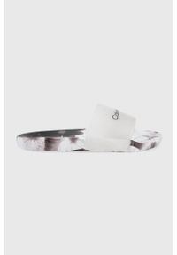 Calvin Klein klapki damskie kolor biały. Kolor: biały. Materiał: guma. Wzór: nadruk