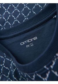 Ombre Clothing - Męska koszulka dzianinowa z nadrukiem full print – granatowa V1 - Rozmiar: M. Okazja: na co dzień. Kolor: niebieski. Materiał: dzianina. Długość rękawa: krótki rękaw. Długość: krótkie. Wzór: nadruk. Styl: klasyczny, casual #4