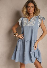 Renee - Jasnoniebieska Bawełniana Sukienka Boho Ozdobiona Haftami Eviriella. Okazja: na co dzień. Typ kołnierza: dekolt w kształcie V. Kolor: niebieski. Materiał: bawełna. Wzór: aplikacja, haft. Sezon: lato. Styl: boho