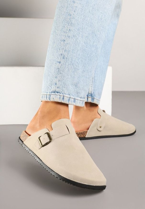 Born2be - Beżowe Klapki w Stylu Chodaków z Klamrami Uliadriela. Okazja: na co dzień, na imprezę, na spacer. Kolor: beżowy. Materiał: jeans. Sezon: lato. Styl: klasyczny, casual