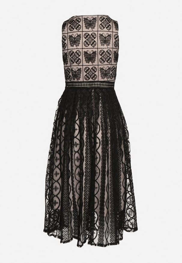 Born2be - Czarna Rozkloszowana Sukienka z Plisowanym Dołem i Ozdobnymi Haftami Asorasia. Okazja: na co dzień. Typ kołnierza: dekolt w kształcie V. Kolor: czarny. Materiał: skóra. Wzór: haft. Typ sukienki: plisowane. Styl: casual, elegancki