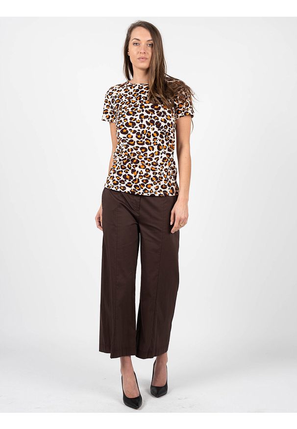 Patrizia Pepe T-Shirt | DM1224 A8W3 | Kobieta | Brązowy. Okazja: na co dzień. Kolor: brązowy. Materiał: bawełna. Wzór: aplikacja, nadruk, motyw zwierzęcy. Styl: casual