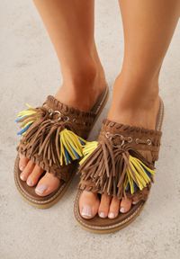 Renee - Brązowe Klapki VICES na Płaskiej Podeszwie w Stylu Boho z Frędzlami Averathla. Okazja: na co dzień. Kolor: brązowy. Materiał: denim, len. Wzór: aplikacja. Sezon: lato. Obcas: na płaskiej podeszwie. Styl: boho #4